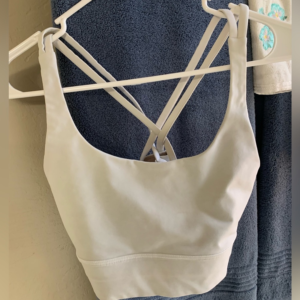 White Lululemon Chris car, sports bra